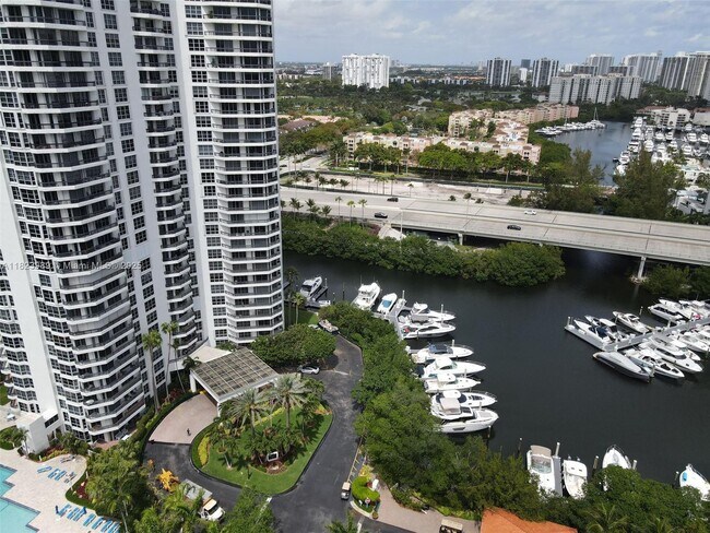 Foto del edificio - 3500 Mystic Pointe Dr
