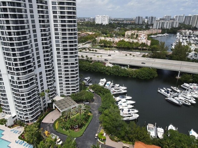 Building Photo - 3500 Mystic Pointe Dr