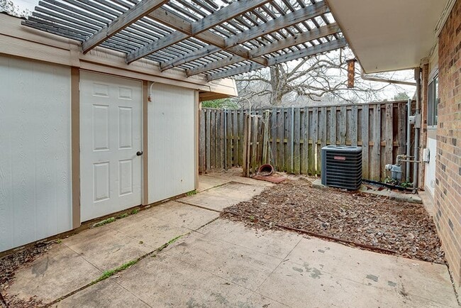 Building Photo - 216 Westview Terrace
