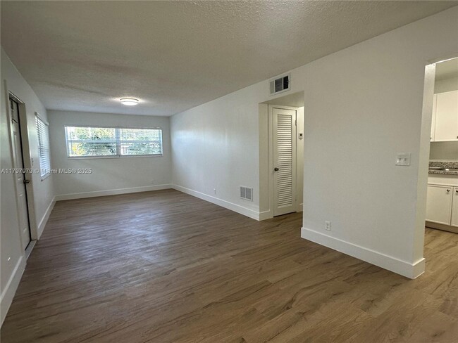Foto del edificio - 2500 Johnson St