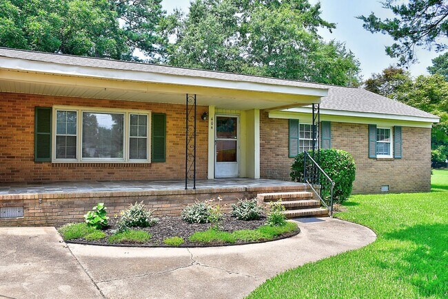 Foto del edificio - STUNNING 3 BEDROOM RANCH WATERFRONT HOME ON 1 ACRE W/ 1 CAR GARAGE!!