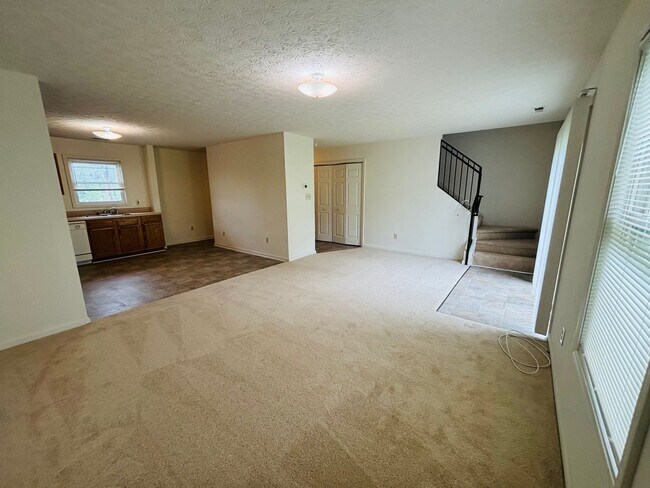 Building Photo - 3 Bedroom 2.5 Half Bath Townhouse