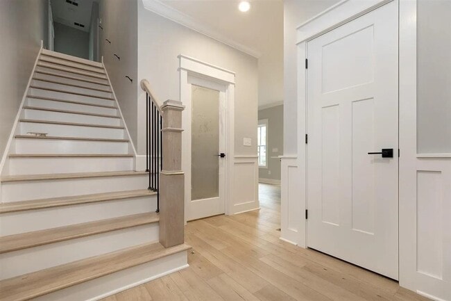 Building Photo - 633 Village Way