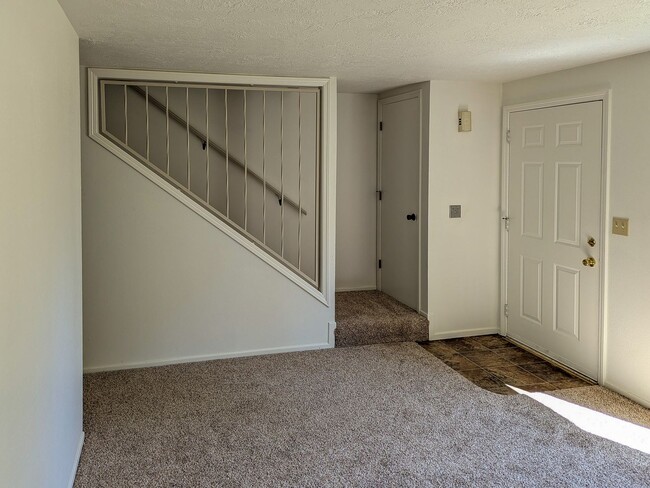 Building Photo - UPDATED Townhome Style Condo in SE Salem ~...