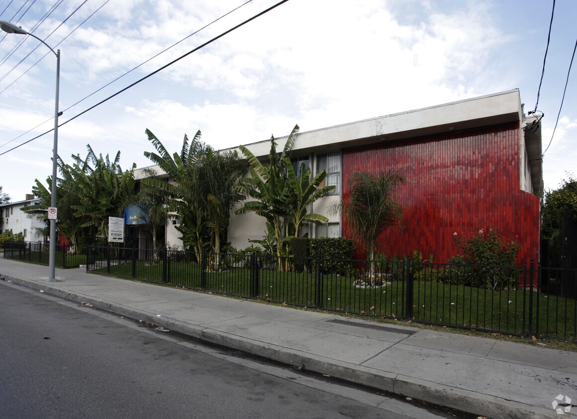 Building Photo - 13001 Vanowen St