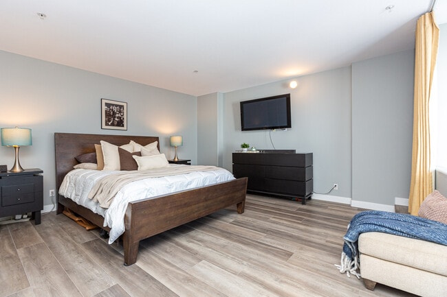 Building Photo - 346 1st St