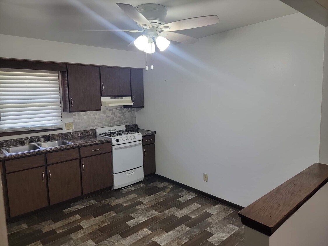 645 Pasadena Ave Unit 2E, Beecher, IL 60401 Apartments in Beecher, IL