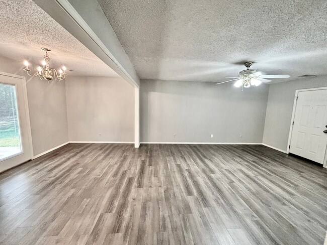 Building Photo - 415 Valley Dr