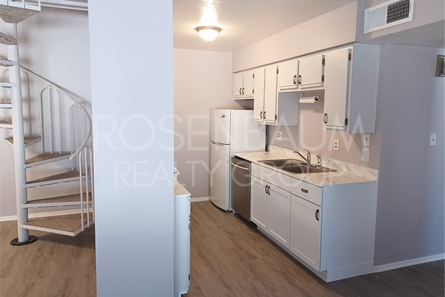 Building Photo - Beautifully remodeled 2-beds, 1-bath townh...