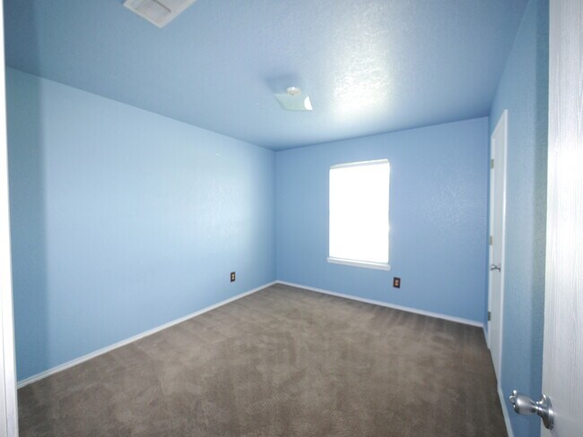 Foto del edificio - HOME WITH NEW CARPET and LARGE YARD IN WIL...