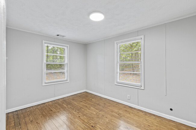 Building Photo - 324 Forest Rd