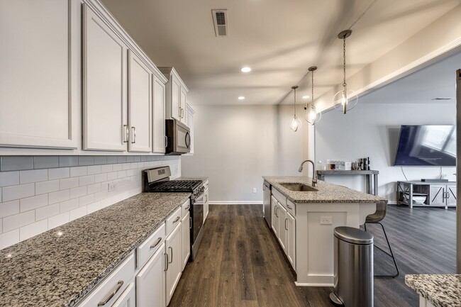 Building Photo - Beautifully maintained 3-bedroom 2-bath To...