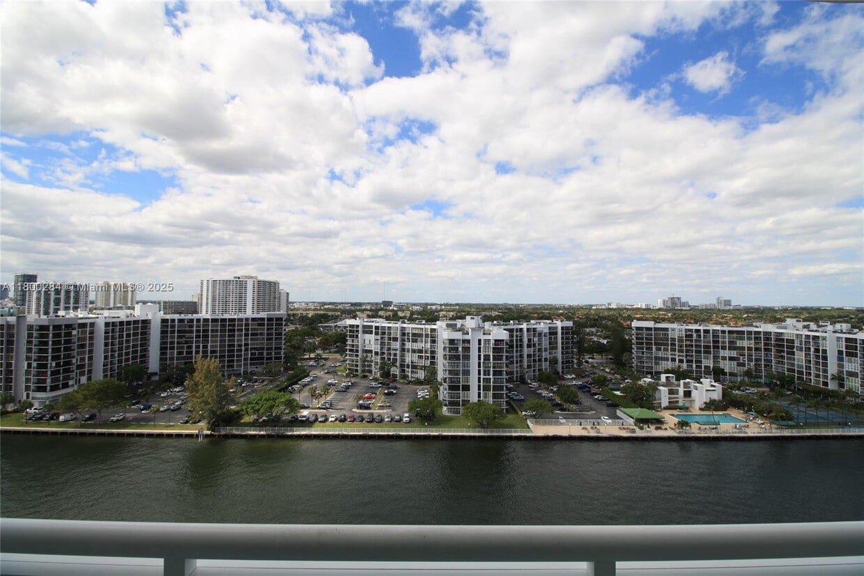 Primary Photo - 3000 S Ocean Dr