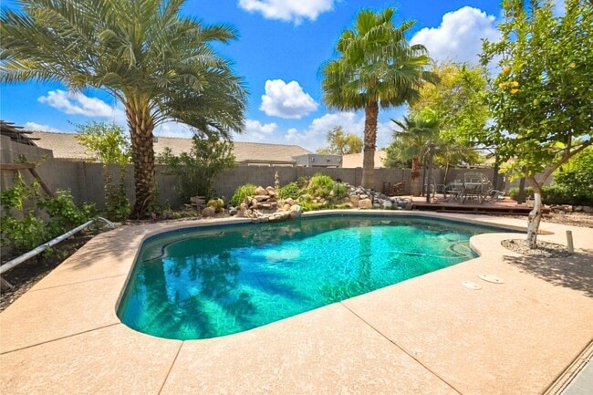 Building Photo - 2030 W Carson Rd