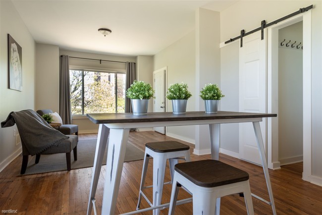Foto del edificio - 2 br, 1 bath Apartment - 7627 Poe St Apt 2