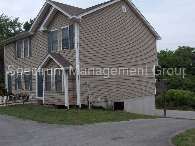 Building Photo - 2 bedroom 1 1/2 Townhouse Morristown