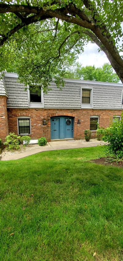 Primary Photo - 592 Carriage Cir