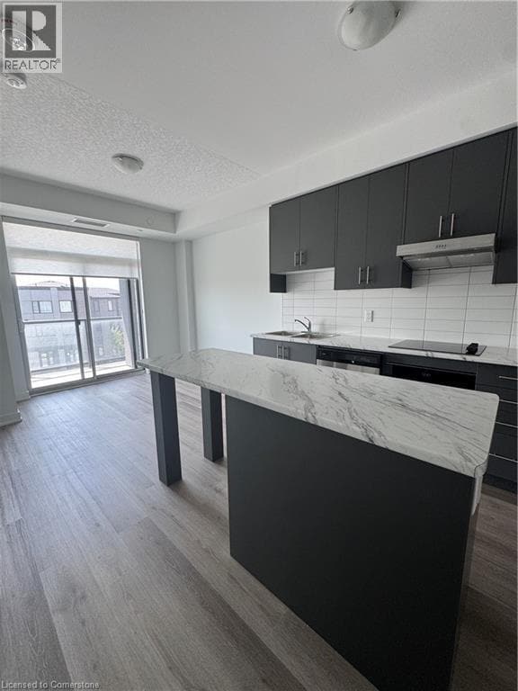 Photo du bâtiment - 600 N Service Rd