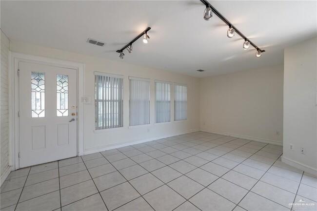 Building Photo - 304 Ashley Dr