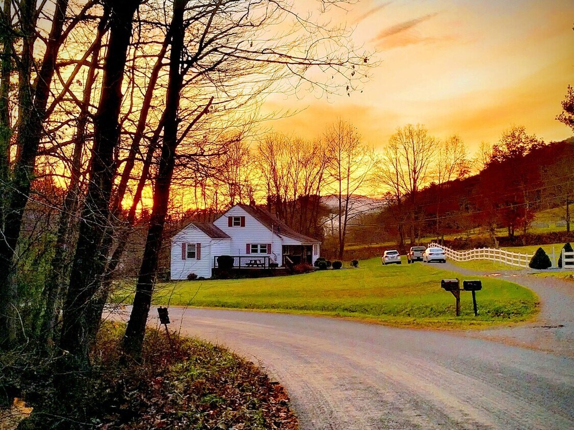 Foto principal - Quaint Country Cottage On Large Lot Near D...