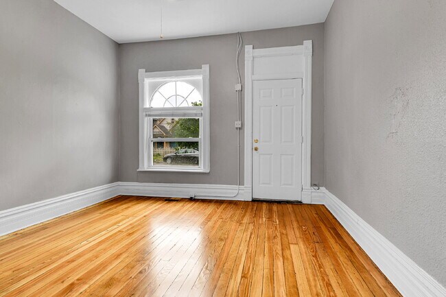 Building Photo - $1,570.00 - 1 Bed,1 Bath, Multiplex in Den...