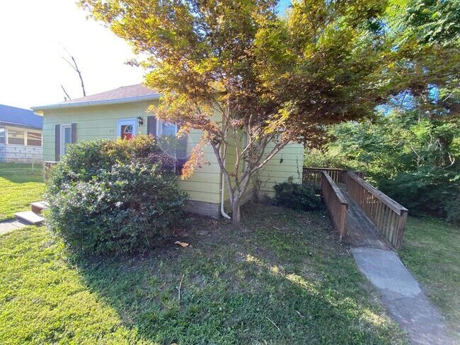 Foto del edificio - Charming Bungalow featuring 2 bedrooms and...