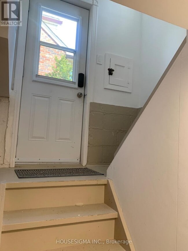 Building Photo - 324 Lawrence Ave W