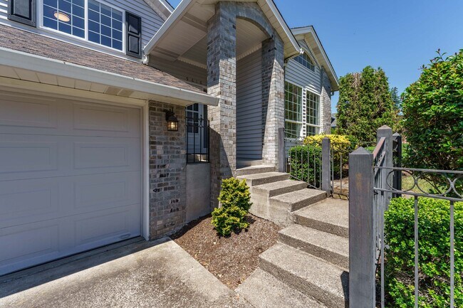 Building Photo - Recently Updated and Move In Ready 3 Bedro...