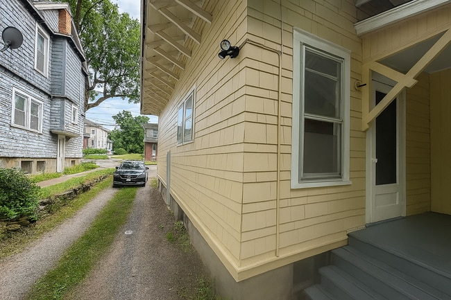 Building Photo - 915 E Colvin St