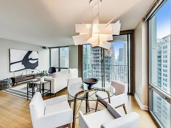 Foto del edificio - 2 E Erie St