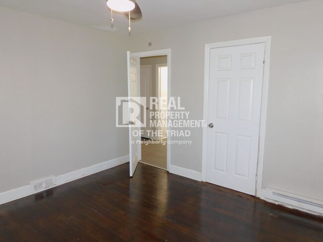 Building Photo - Available Now - 2 Bedroom/ 1 Bathroom Home...