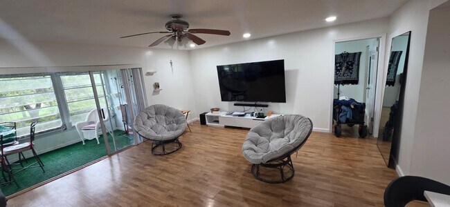 Building Photo - 725 Lori Dr