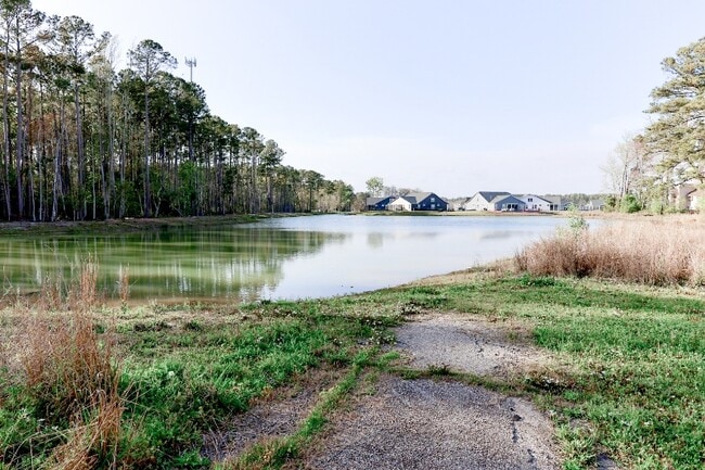 Building Photo - 1095 Plantation Dr W