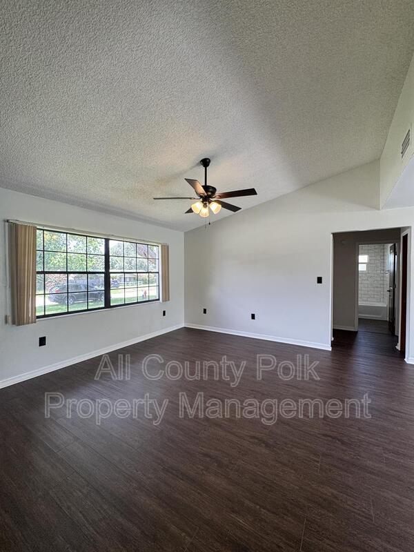 Foto del edificio - 8601 Sunnydale Ln