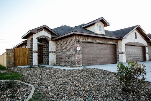 Primary Photo - LUXURY TOWNHOME LOCATED IN PECAN PARK, BAS...