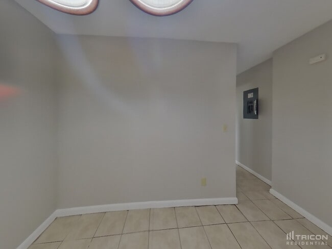 Building Photo - 10757 Hawaii Dr S