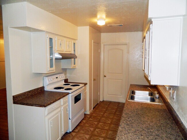 Foto del edificio - COMING SOON! 3-Bed 2-Bath with 2-car Garage