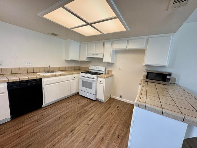 Foto del edificio - 1739 W Ave J15