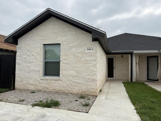 Foto del edificio - Charming 3-Bedroom, 2-Bath Duplex in Waco ...