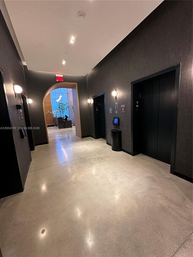 Building Photo - 121 NE 5th St