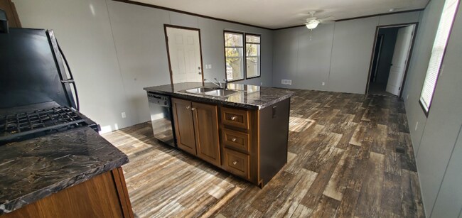 Foto del edificio - 5720 E Washington Rd
