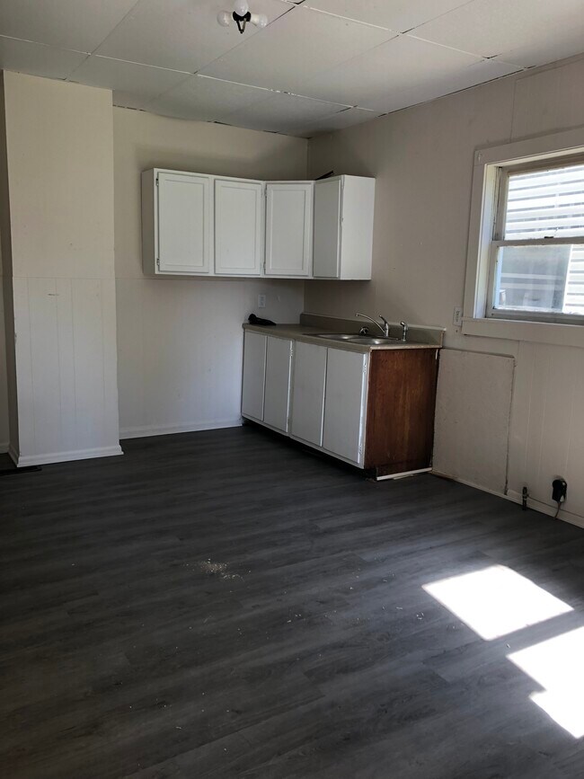 Spacious Kitchen - 909 W 17th St