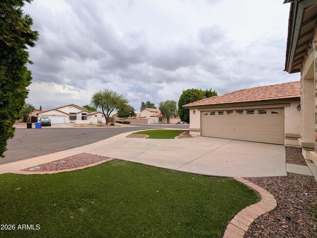 Foto del edificio - 15748 W Paradise Ln