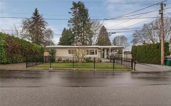 Photo - 643 Ferndale Ave NE House