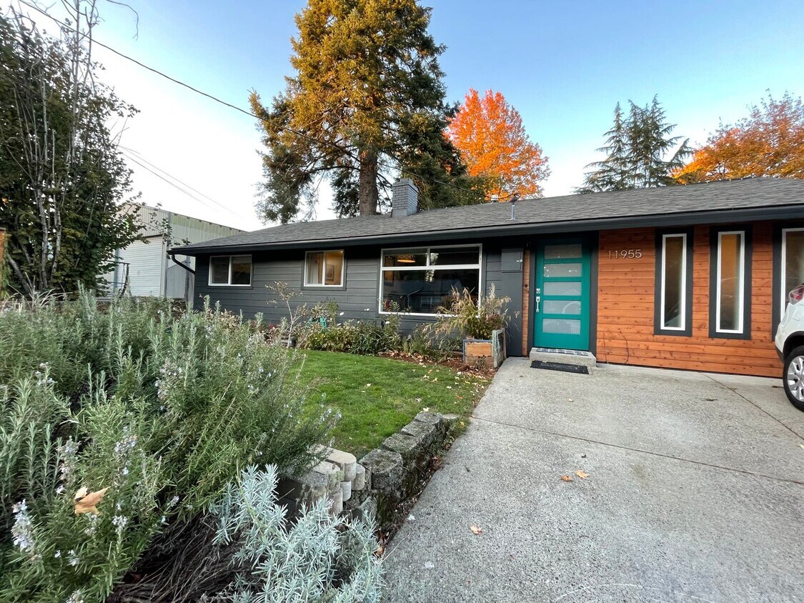 Charming 3 Bed 1 Bath Central Beaverton House Rental in