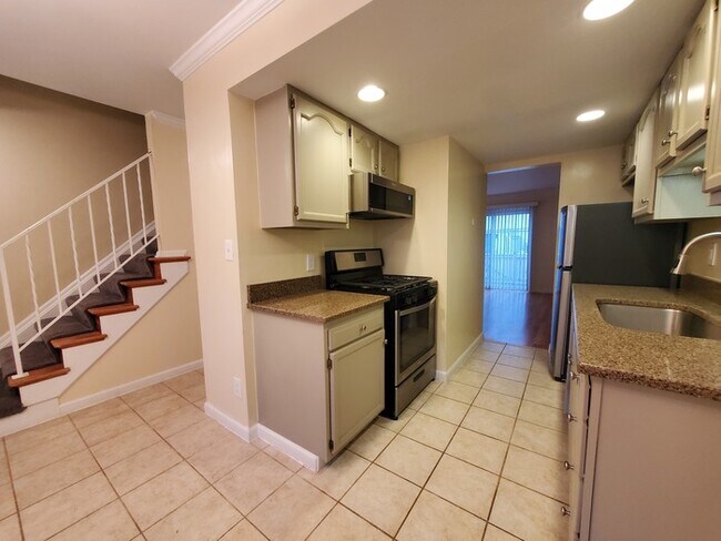 Building Photo - 2597 Olde Hill Ct N