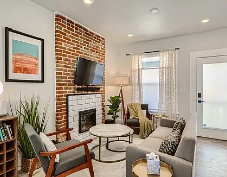 Foto del edificio - 212 E Maple Ave