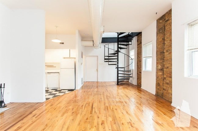 Building Photo - 2057 W Dickens Ave