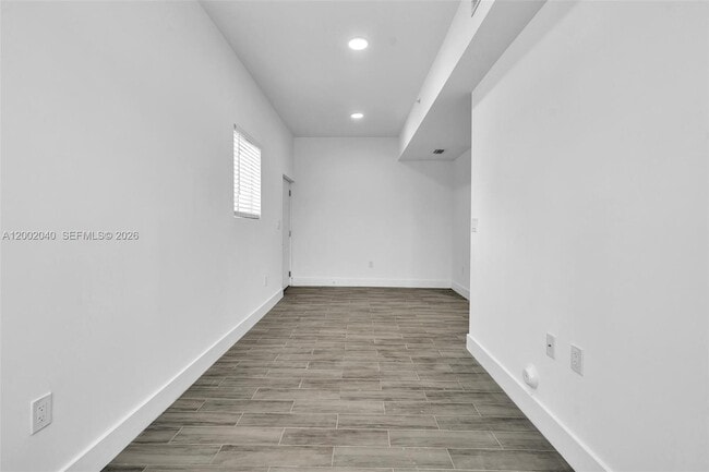 Foto del edificio - 584 NW 35th St