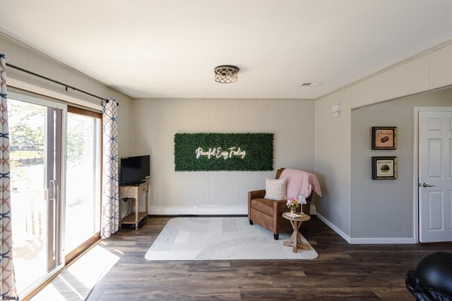 Building Photo - 5143 Venice Ave